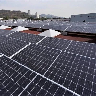 80-kW-Solarbatteriesystem auf dem Dach
